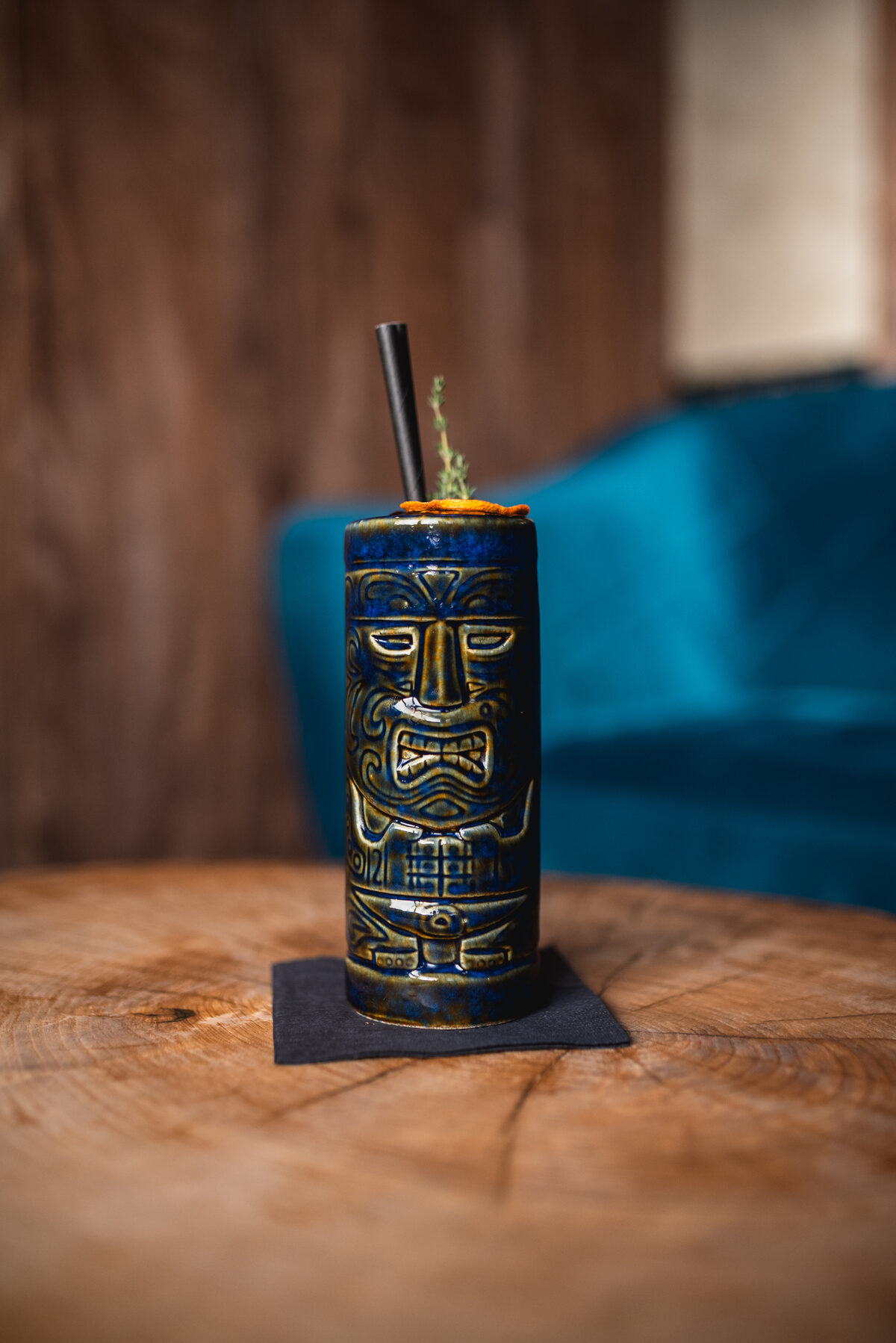 Tiki cocktail v originálnom pohári